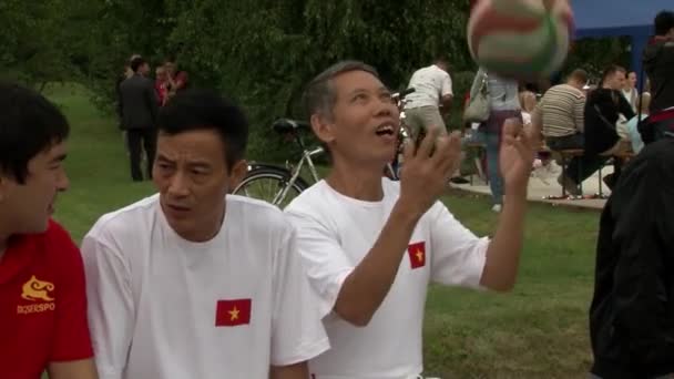 Portretten van Aziatische mannen op internationale teamoverwinning. — Stockvideo