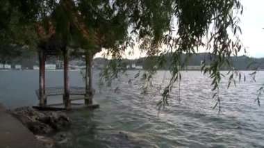 Çin tarzı çatısı olan Fuxian Gölü Yunnan Eyaleti, Çin.