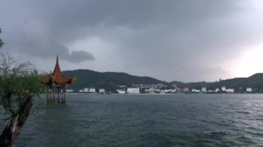 Çin tarzı çatısı olan Fuxian Gölü Yunnan Eyaleti, Çin.