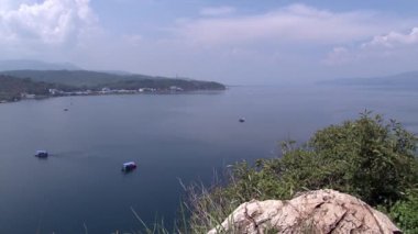Yunnan Eyaleti 'ndeki Fuxian Gölü' ndeki Çin tekneleri..