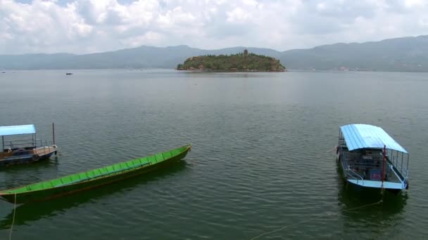 Китайские лодки вблизи берега озера Фусянь в провинции Юньнань Китай. — стоковое видео