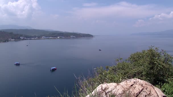 Chińskie łodzie w jeziorze Fuxian w prowincji Yunnan. — Wideo stockowe