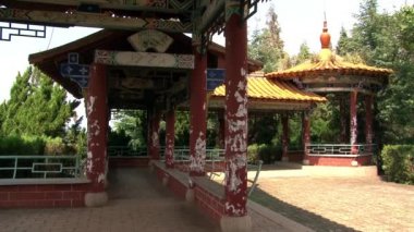 Fuxian Gölü 'nde Çin Budizm Merkezi' nin manastırı..
