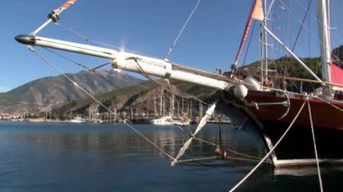 Yat direğinin direği Türkiye 'deki deniz iskelesinde güneşte parlıyor ve parıldıyor.
