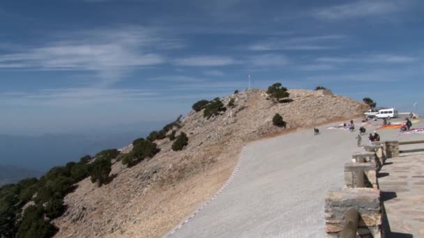 Menschen auf dem Berg Babadag in der Türkei in der Nähe der Stadt Fethiye. — Stockvideo