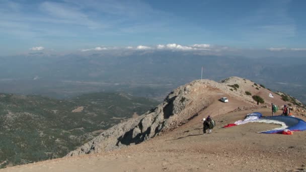 Параплан с горы Бабадаг в Турции недалеко от города Фетхие . — стоковое видео