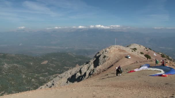 Paragliding z hory Babadag v Turecku v blízkosti města Fethiye. — Stock video