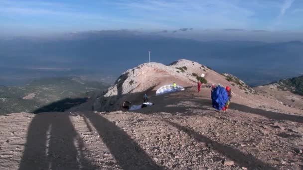 La gente se está preparando para el parapente en la montaña Babadag . — Vídeos de Stock