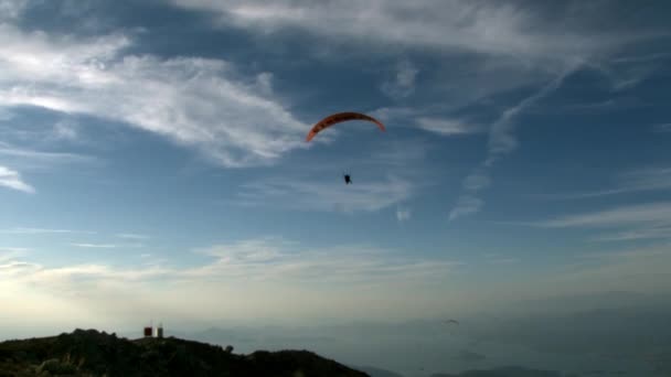 Oludeniz Parapente desde la montaña Babadag cerca de la ciudad Fethiye . — Vídeo de stock