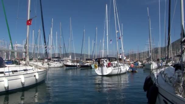 Les gens sur le yacht dans le port de bateaux de plaisance et d'embarcation . — Video