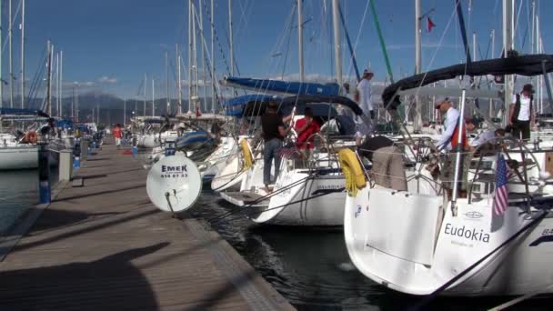 Gente en yate en puerto de embarcaciones de recreo y embarcaciones . — Vídeos de Stock