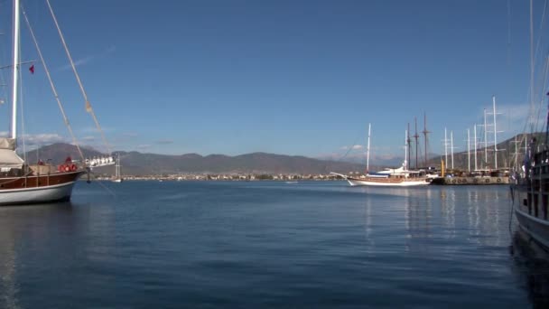 เรือยอชท์หรูยืนเงียบ ๆ บนพื้นหลังของท้องฟ้าสีฟ้าในท่าเรือของตุรกี . — วีดีโอสต็อก
