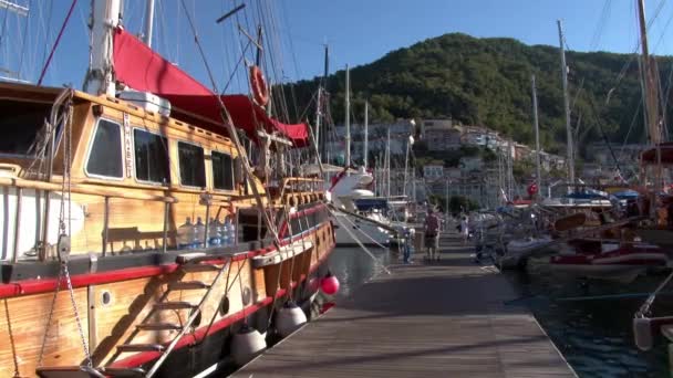 Stand de yacht en bois sur fond de ciel bleu dans le port de la Turquie . — Video