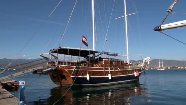 Trä yacht stå på bakgrunden av blå himmel i hamnen i Turkiet. — Stockvideo