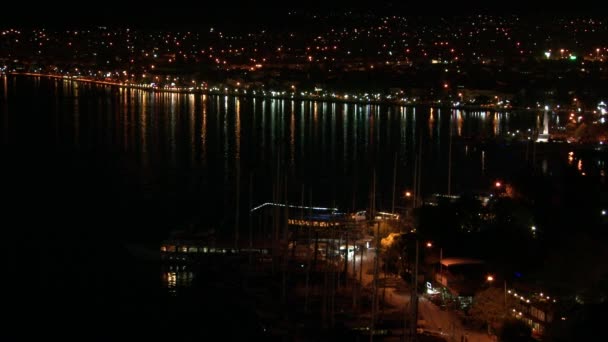 Nachtlicht van haven van pleziervaartuigen, vaartuigen en jachten in Marmaris, Turkije. — Stockvideo