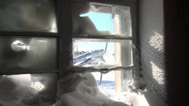 Donmuş pencerelerden uçak pilotlarına ait anıtın görüntüsü.