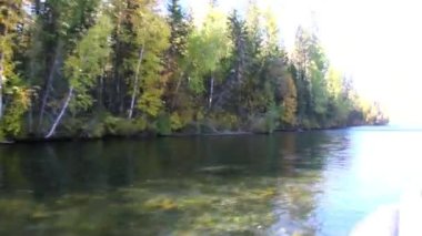 Sibirya 'daki Lena nehrinin sularıyla birlikte tehlikeli akıntılarda yüzen bir tekne..