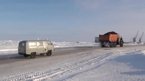 Maszyna do usuwania śniegu oczyszcza drogi w mieście Anadyr na dalekiej północy. — Wideo stockowe