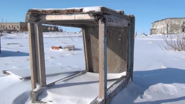 Skräp i en övergiven stad långt norrut Chukotka Ryssland. — Stockvideo
