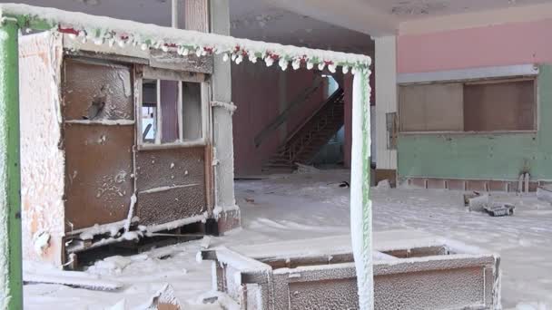 Verwoeste onbewoond huis van cultuur in een verlaten stad in verlaten kolenmijnen. — Stockvideo