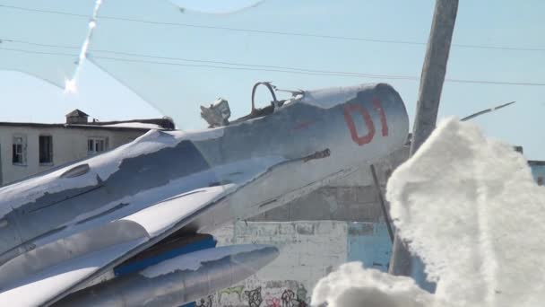 Vue du monument de l'avion aux aviateurs à travers la fenêtre cassée gelée . — Video