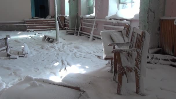 Ruiny śniegu opuszczonych oficerów Dom w mieście duchów Kopalnie węgla Rosja. — Wideo stockowe