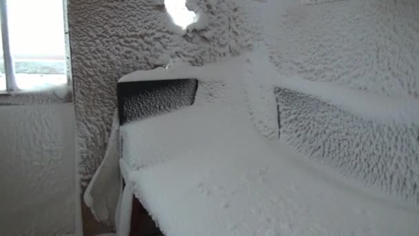 Ruinen des Schnees verlassenes Offiziershaus in Geisterstadt Kohlegruben Russland. — Stockvideo