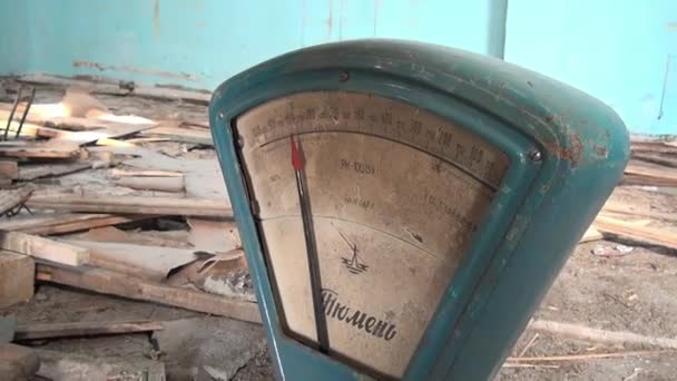 Poubelles dans la neige maison abandonnée ville fantôme Mines de charbon de l'extrême nord de la Russie . — Video