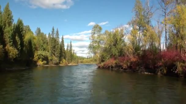 Vue du paysage naturel de la rivière Lena depuis un bateau à moteur en mouvement en Sibérie .