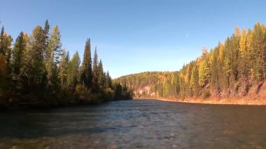 Sibirya 'daki Lena nehrinin sularıyla birlikte tehlikeli akıntılarda yüzen bir tekne..