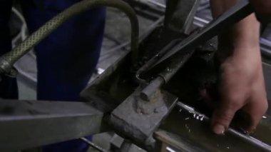 Fabrikadaki paslanmaz çelik boruları kontrol ediyorum..