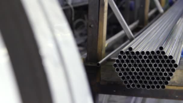 Труби з нержавіючої сталі є готовим продуктом металопрокату на заводі . — стокове відео