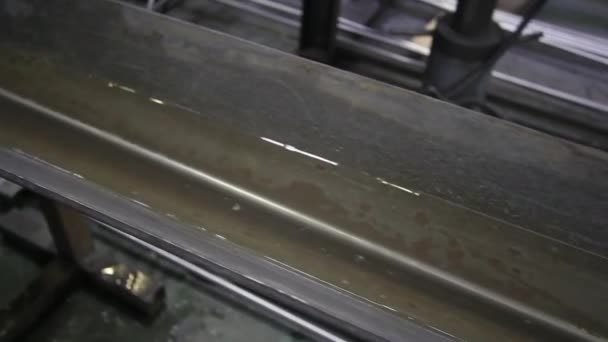 Sprawdzanie szczelności rur ze stali nierdzewnej w fabryce. — Wideo stockowe