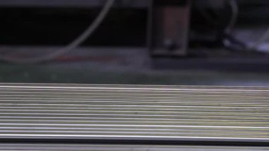 Paslanmaz çelik borularda fabrika arka plan üzerinde çalışan eller.