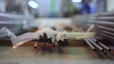 Paslanmaz çelik borular, fabrikada dönen metalin bitmiş bir ürünüdür..