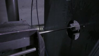 Bileme Makinası paslanmaz çelik boruları fabrikada işler.