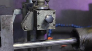 Fabrikadaki metal çelik boruların yapımında kullanılan metal rulo makinelerin yakın çekim görüntüleri..