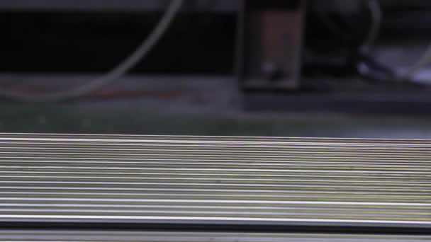Mani che lavorano sullo sfondo di tubi in acciaio inox in fabbrica . — Video Stock