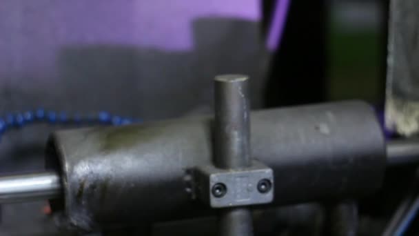 Close-up van metalen walsmachines voor de productie van stalen buizen in de fabriek. — Stockvideo