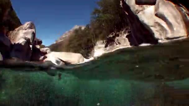 Paisagem subaquática do rio Verzasca. no fundo de enormes pedras lisas . — Vídeo de Stock