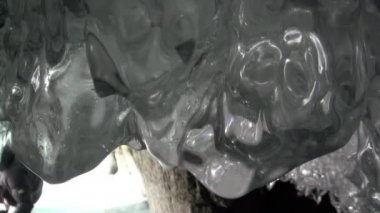 Buzulun saf şeffaf buzu ve Baykal Gölü üzerindeki devasa buz sarkıtları..