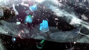 Baykal Gölü 'nün altında donmuş buz deliğinin altında dalgıç..