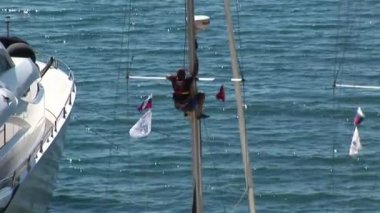 Kaptanlar okulunda yat eğitimi sırasında direğe tırmanmayı öğrenmek..