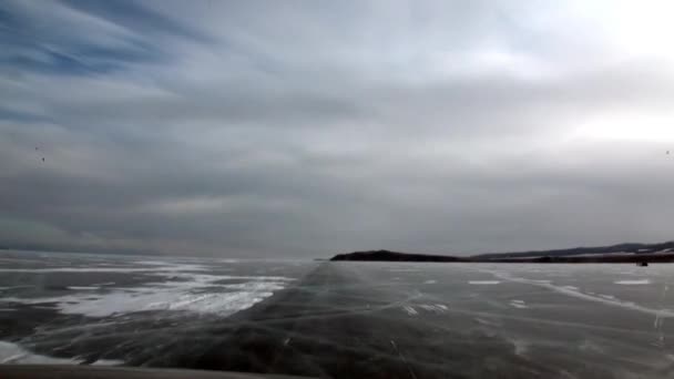 Utsikt från fönstret av rörlig bil på slät is i sjön Baikal. — Stockvideo