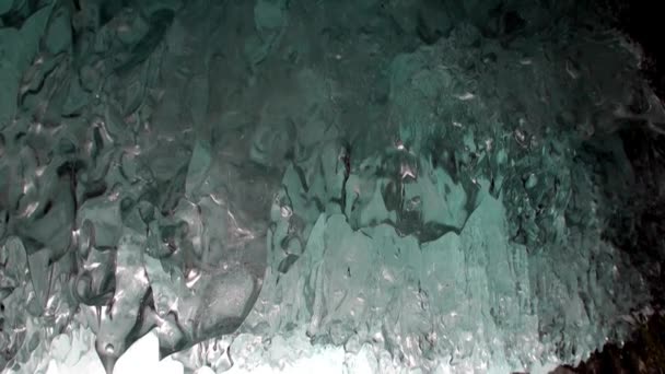 Gros plan grotte de glace et d'énormes glaçons gelée de glacier naturel sur le lac Baïkal . — Video