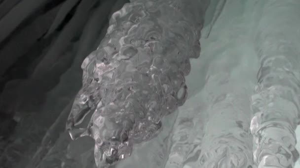 Nahaufnahme riesige Eiszapfen Frost in Eishöhle des natürlichen Gletschers am Baikalsee. — Stockvideo