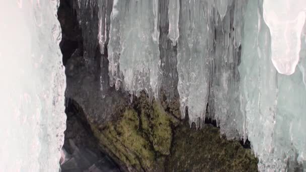 Gros plan d'énormes glaçons gelent dans une grotte de glace de glacier naturel sur le lac Baïkal . — Video