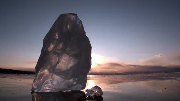 바이칼호의 거대하고 투명 한 투명 한 자연 결정 덩어리를 클로즈업 한 모습. — 비디오