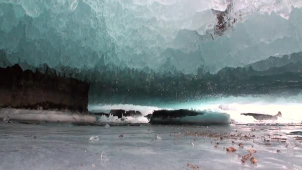 Agua congelada en la cueva de roca del lago Baikal. — Vídeo de stock