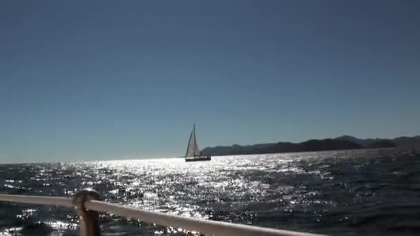 Meer, Berge, Sommer und weiße Yachten. — Stockvideo